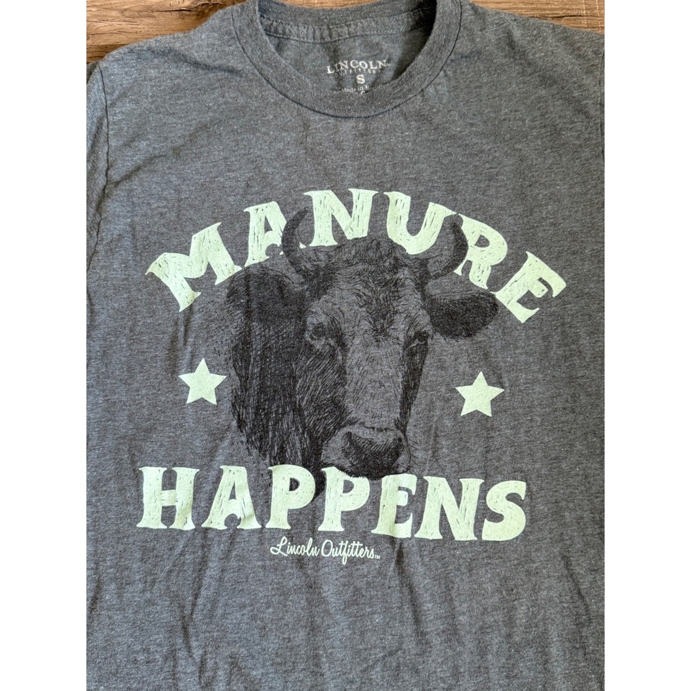 Lincoln Outfitters Manure Happens Graphic Tee Charcoal Grey Cow Men's Small - Picture 2 of 5